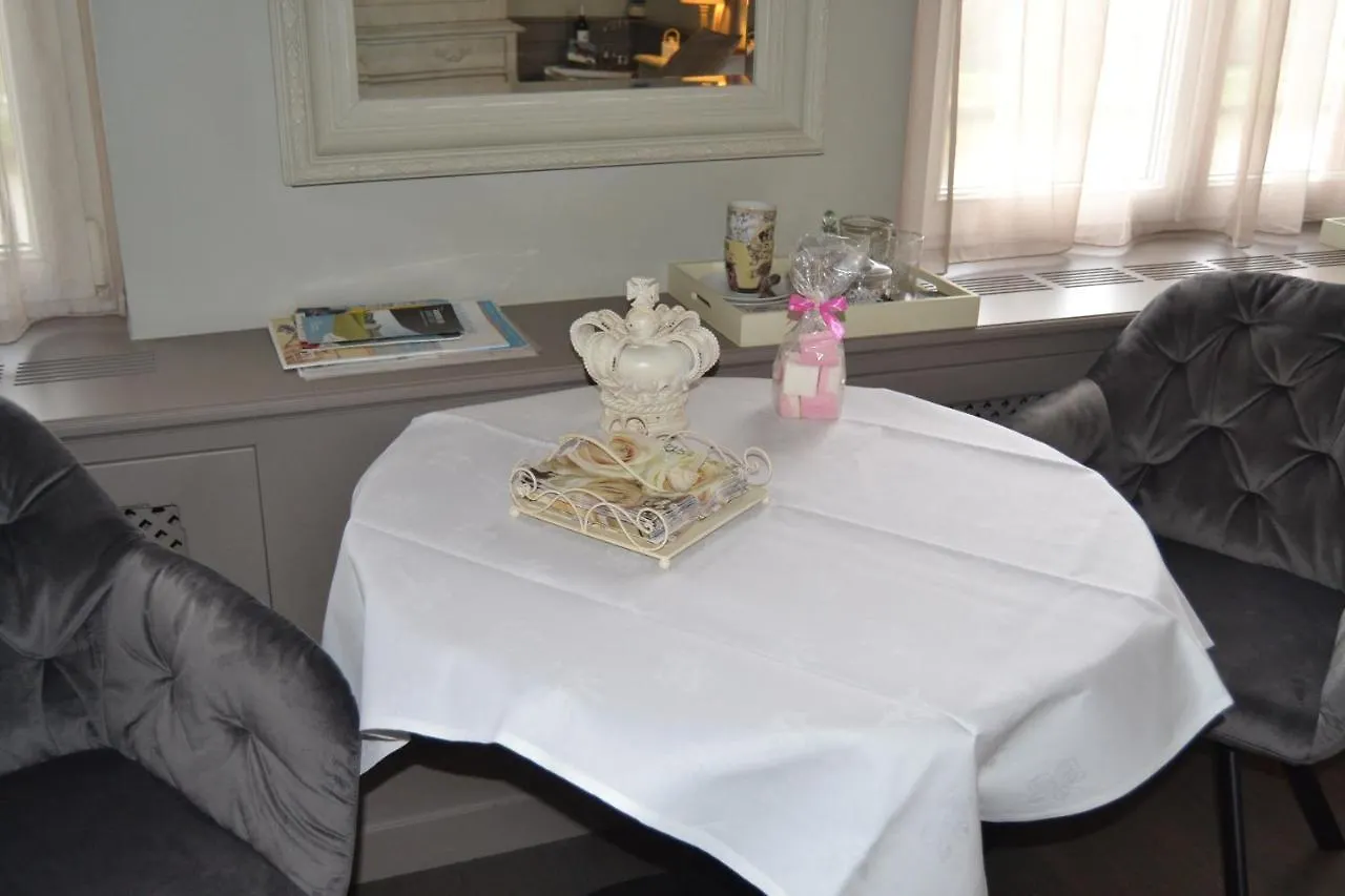 Le Petit Chateau Vaartdijk Bed & Breakfast Leffinge 0*,  Belgium